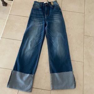 Vibrant Jean size 3 strech and high waisted and wide leg. Inseam 12” and 29.5 L